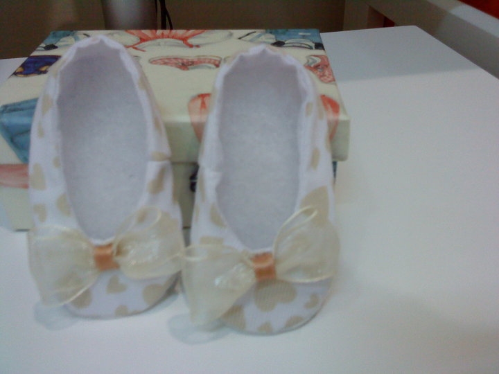 Zapatitos tela corazones beige
